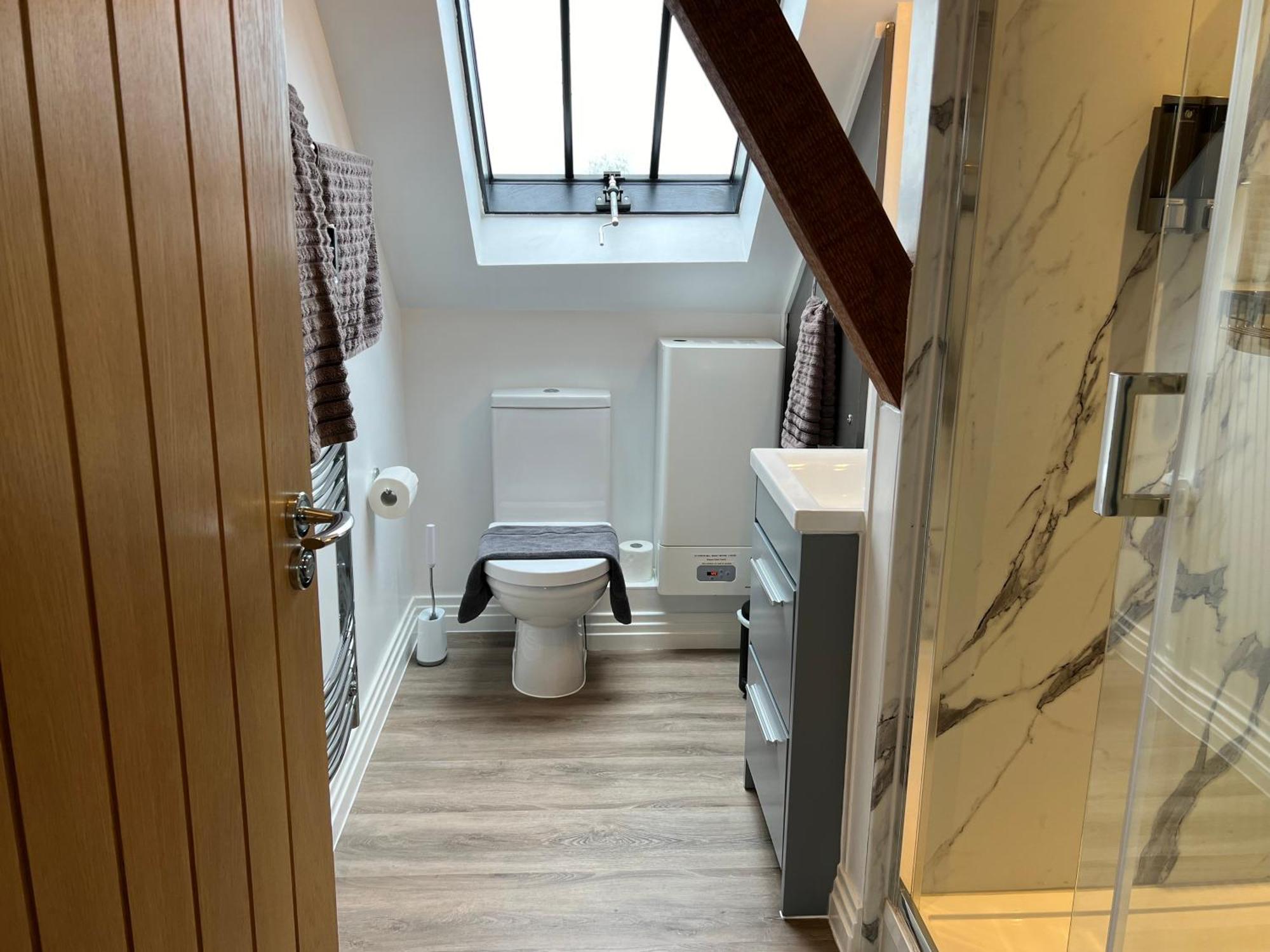 Glastonbury Secret Retreat - 1 Bd Split-Level Apt, Sleeps 3 Eksteriør bilde