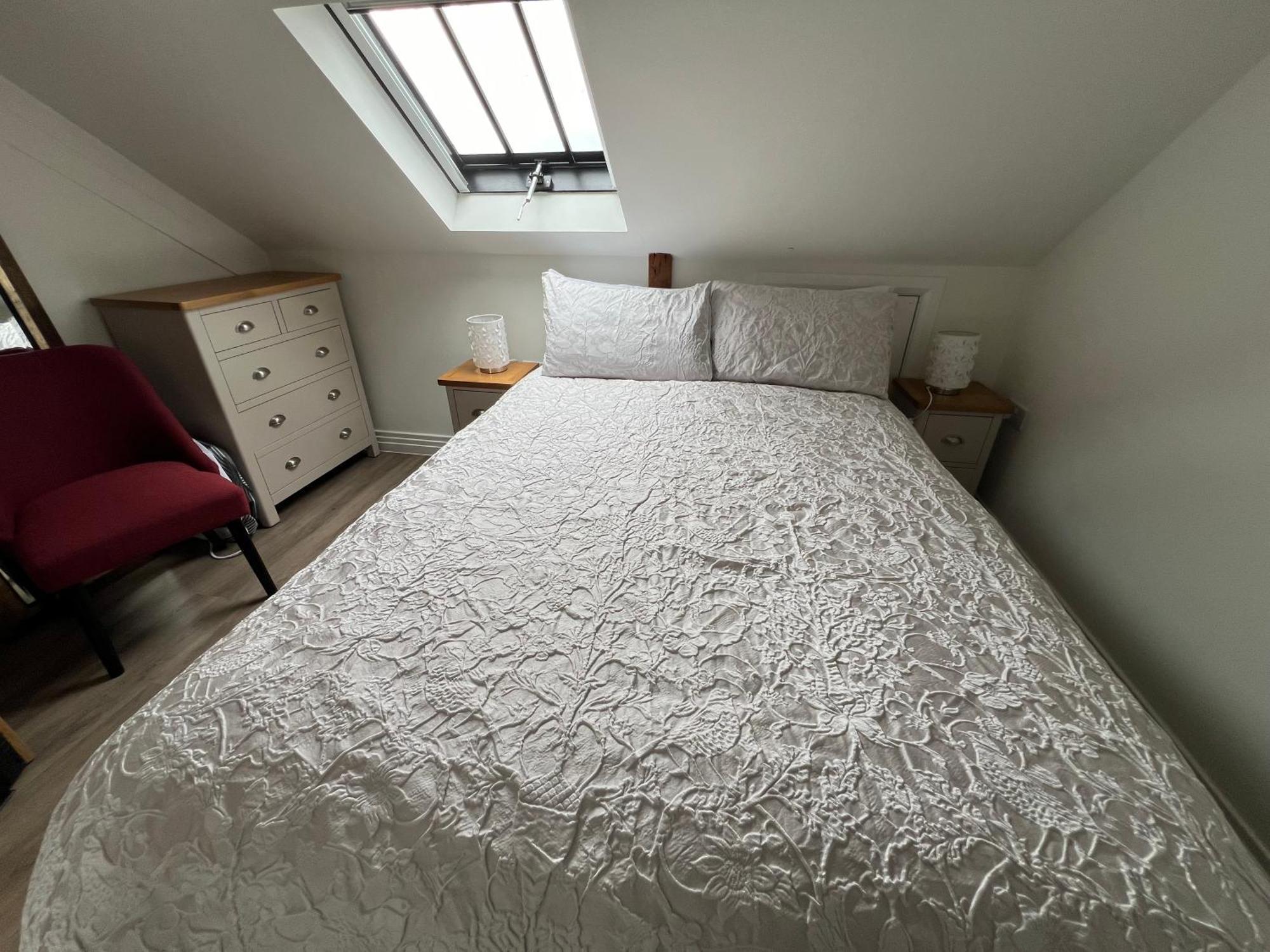 Glastonbury Secret Retreat - 1 Bd Split-Level Apt, Sleeps 3 Eksteriør bilde