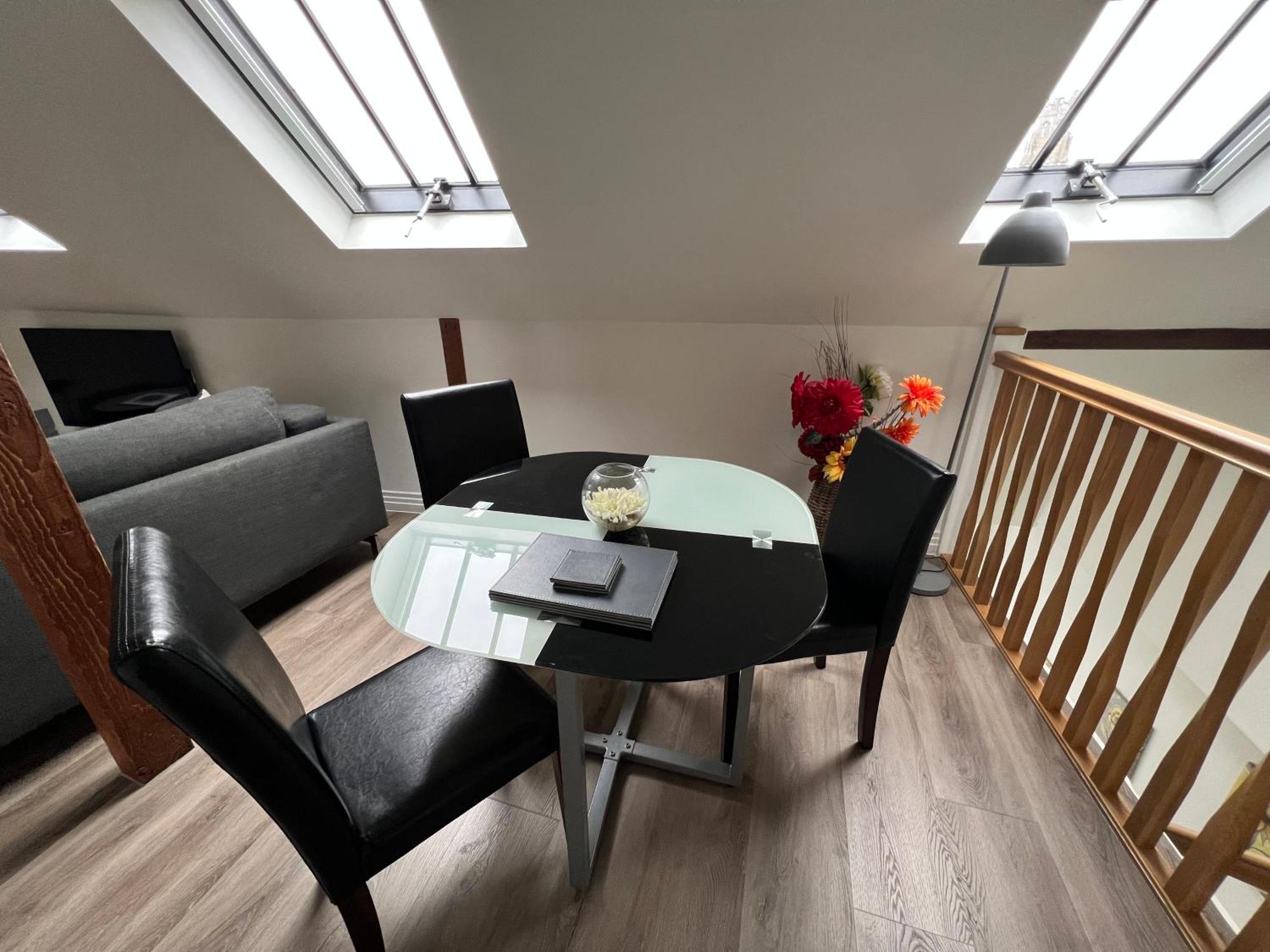 Glastonbury Secret Retreat - 1 Bd Split-Level Apt, Sleeps 3 Eksteriør bilde